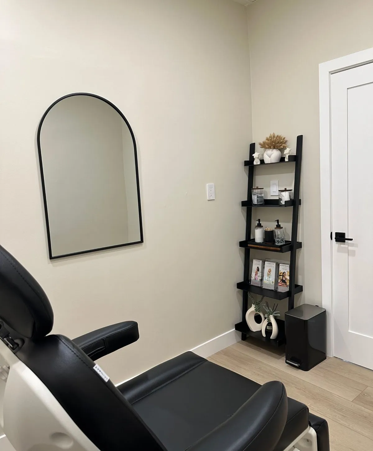 Burbank Skinnsuite procedure room